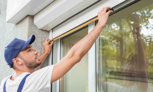 professiona-installation-man-measuring-window